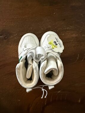 White High-Top Kids Sneakers with Velcro Strap and Playful Tag